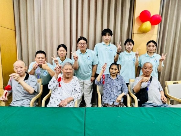 团队成员指导老人调节手机字体