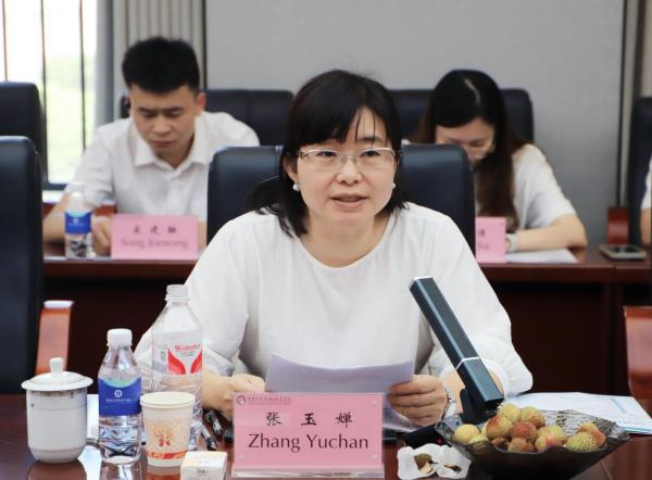 校长薛峰致欢迎辞