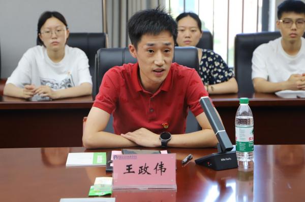 区汽车商会会长王政伟等政企校代表共同