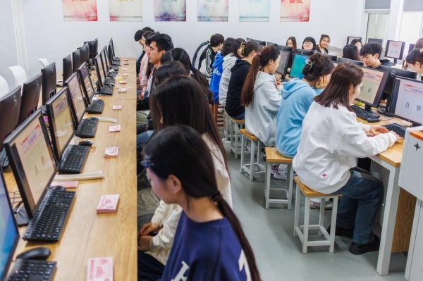 聚天下英才而育之