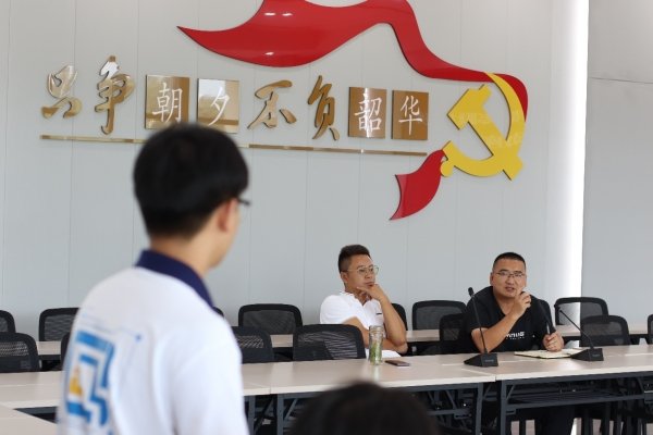 通过实地参观