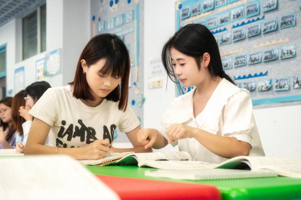 现有在校生近2000人